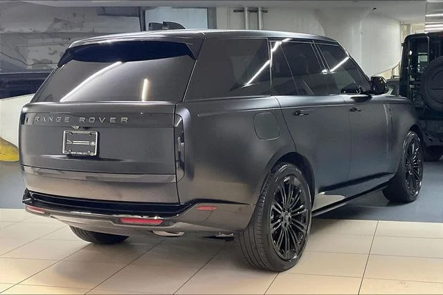 Used 2026 Obsidian Black SV Bespoke Ultra Metallic Satin Land Rover SE image 10