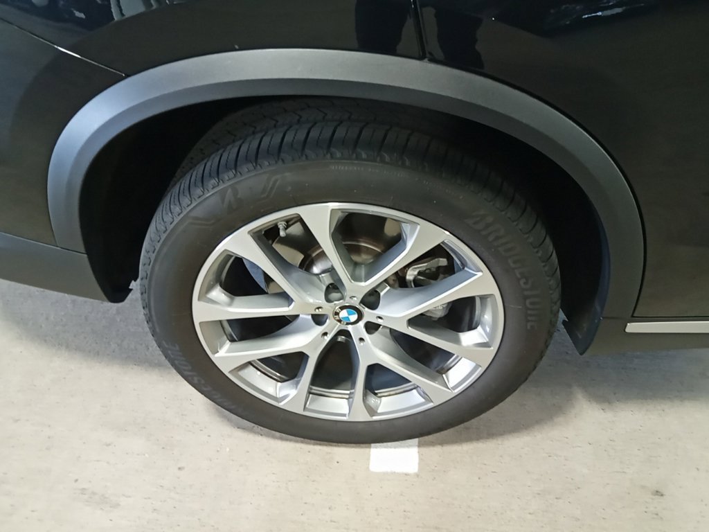 Used 2025 Black Sapphire Metallic BMW xDrive40i image 15