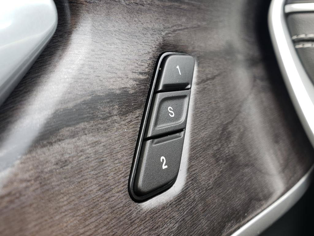 Used 2022 Diamond Black Crystal Pearlcoat Jeep Limited image 23