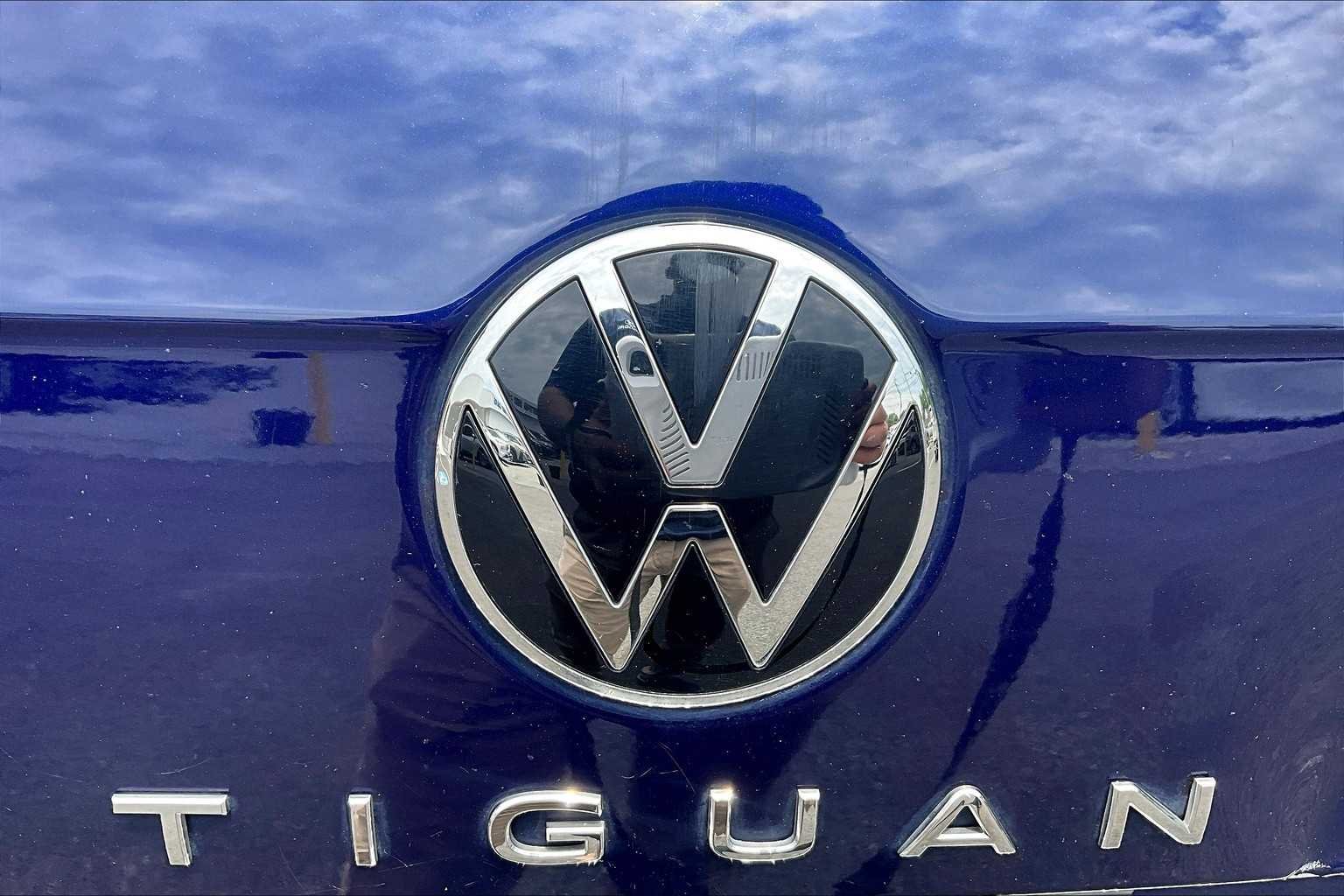 Used 2022 Atlantic Blue Metallic Volkswagen SE image 30