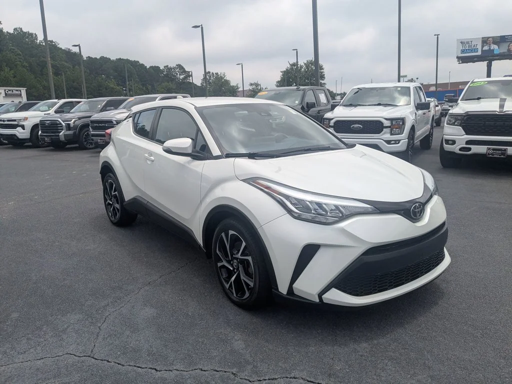 Used 2021  Toyota LE image 3