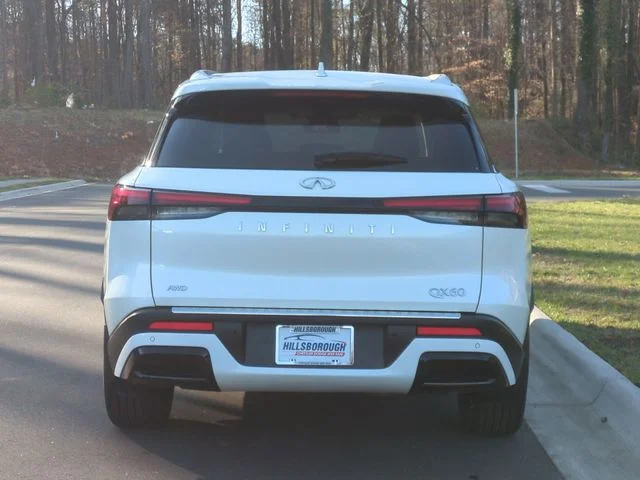 Used 2023 White INFINITI LUXE image 12