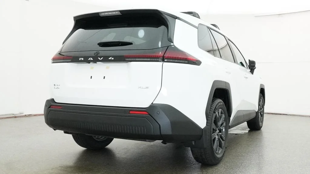 New 2026 Ice Cap Toyota XLE Premium image 21