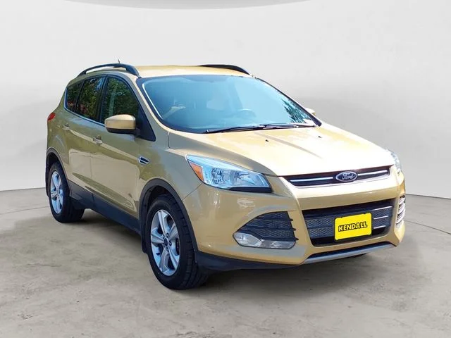 Used 2015 Gold Ford SE image 3
