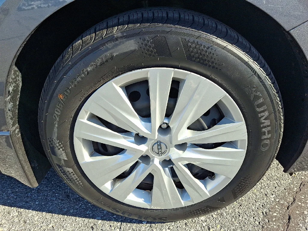 Used 2024 Gray Nissan S image 9