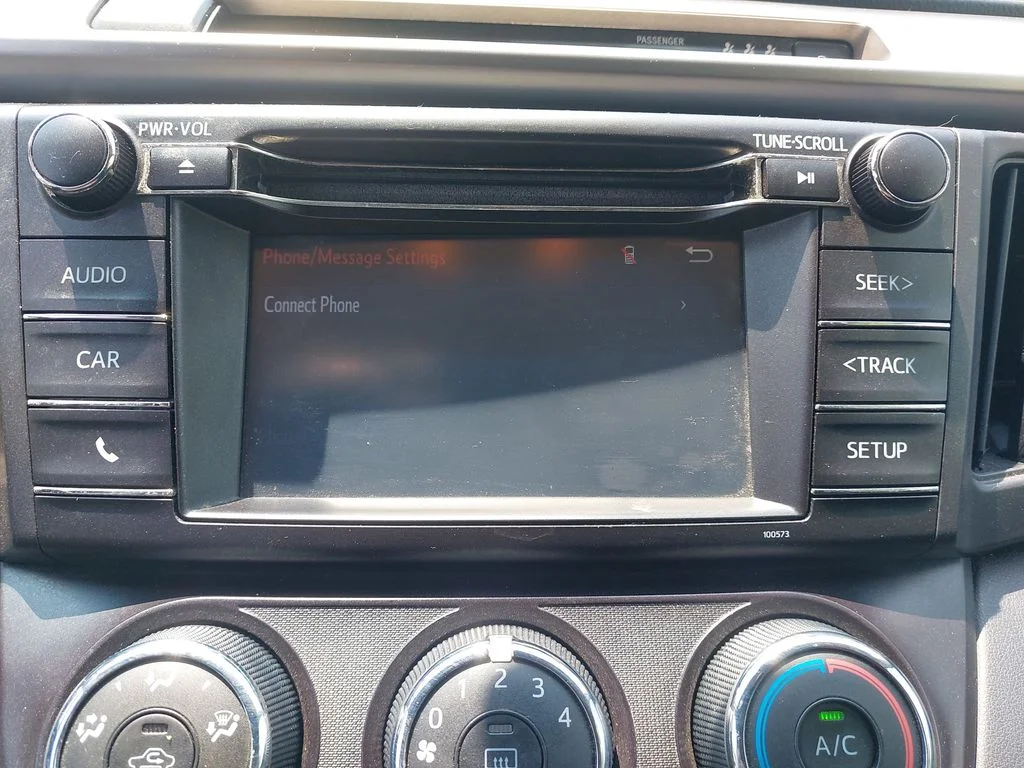 Used 2018 White Toyota LE image 21