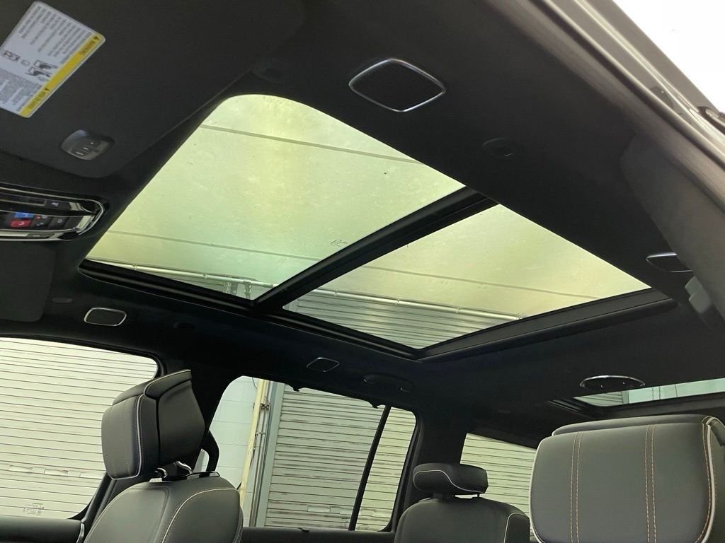 New 2026 Baltic-Gray Metallic Clear-Coat Exterior Paint Jeep Summit Reserve image 22