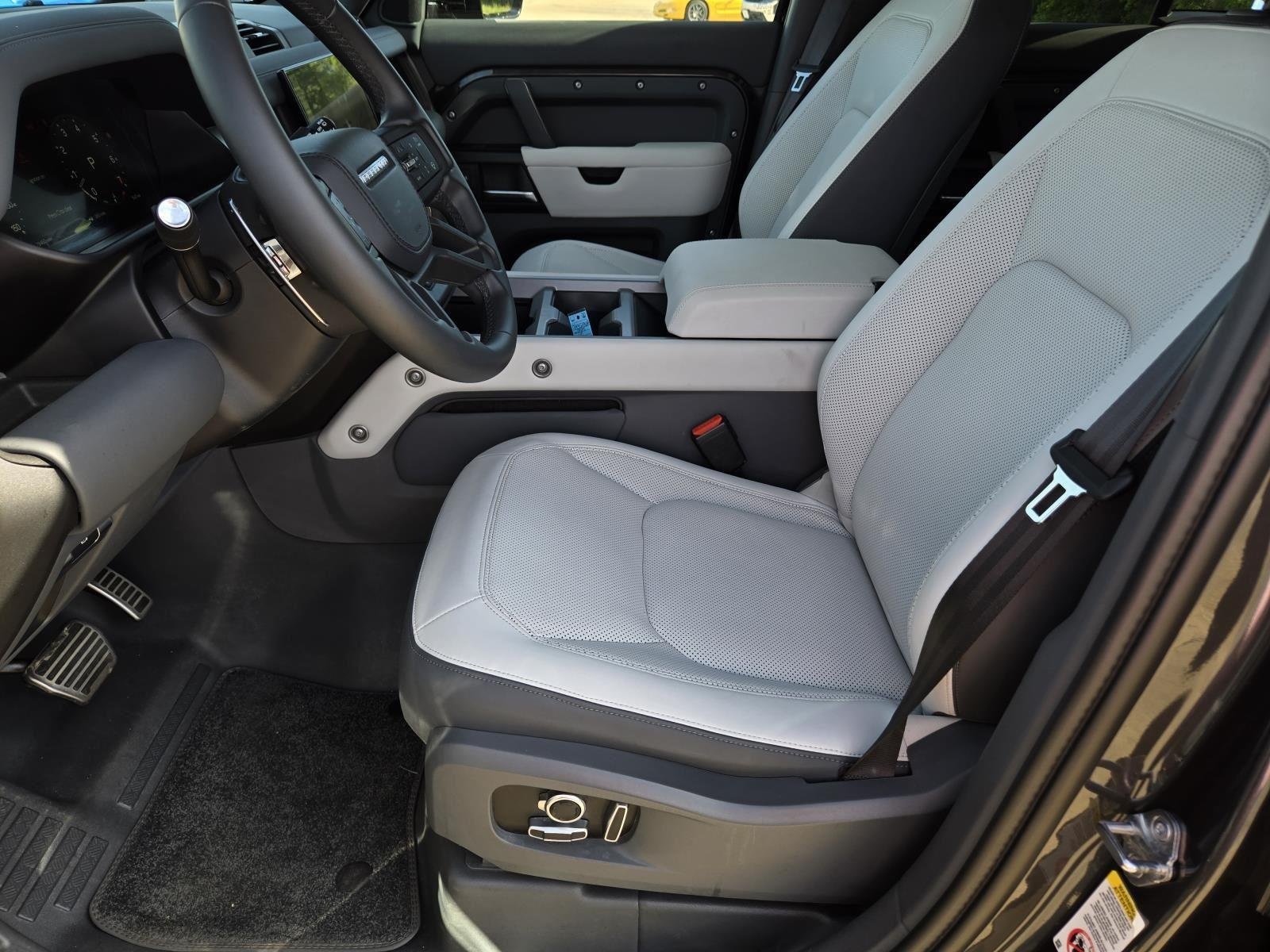 Used 2025 Carpathian Grey Premium Metallic Land Rover V8 image 29