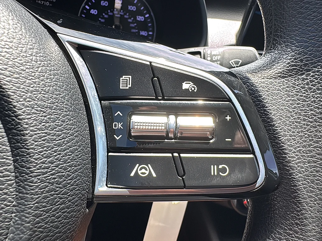 Used 2023 Snow White Pearl Kia  image 22