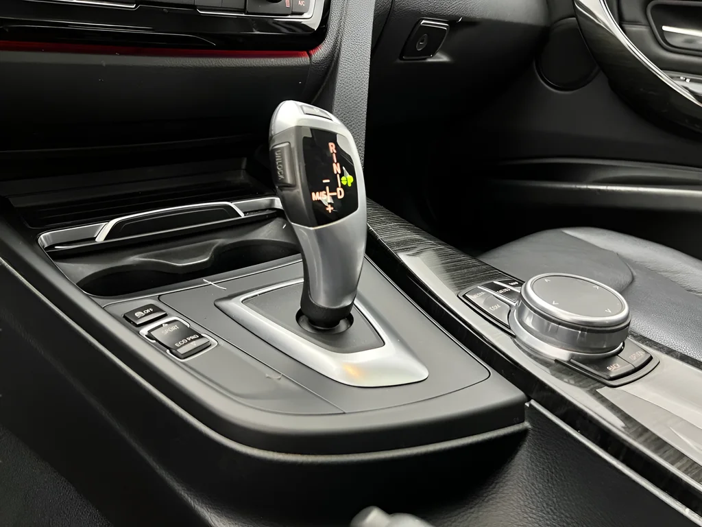 Used 2018 White Metallic BMW 320i xDrive image 16