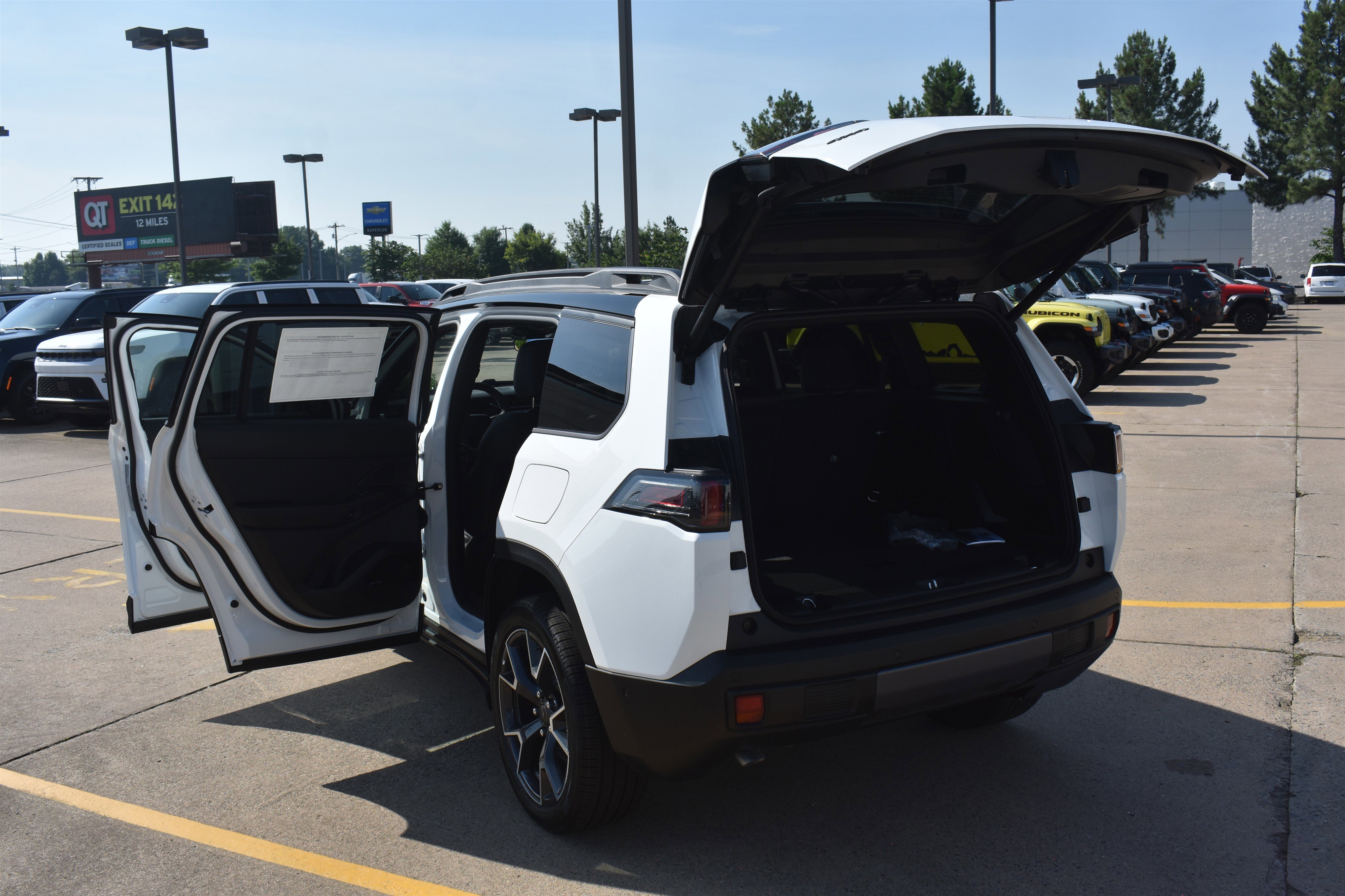 New 2026 Bright White Clear-Coat Exterior Paint Jeep Overland image 17