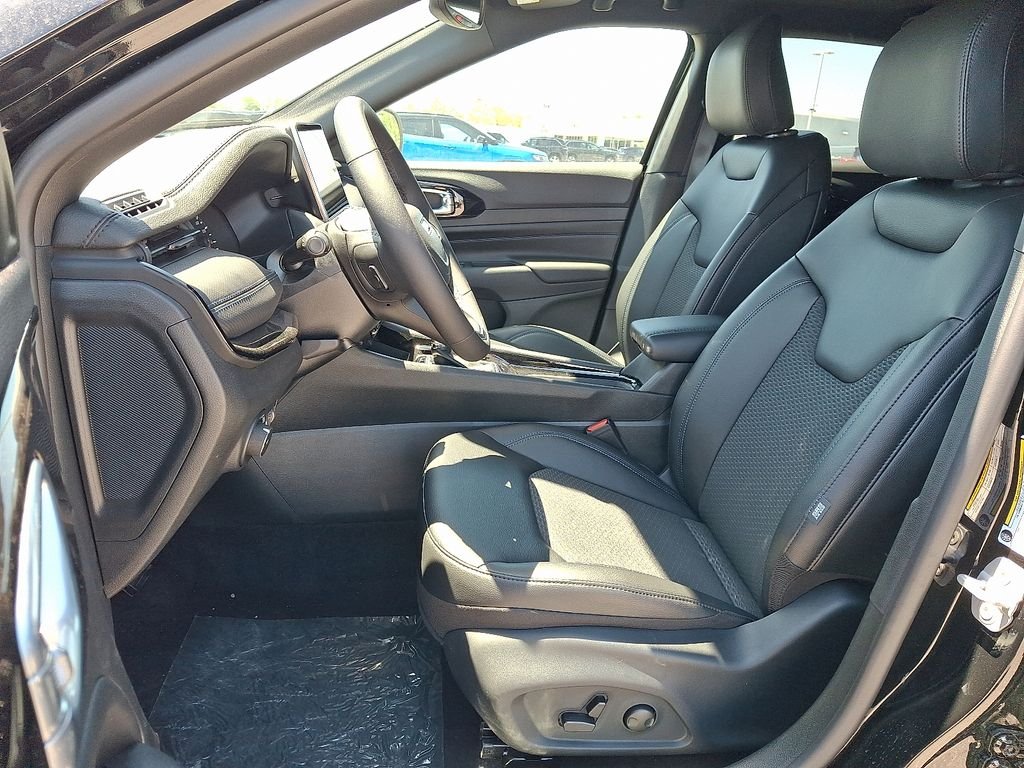 New 2026 Black Jeep Latitude image 9