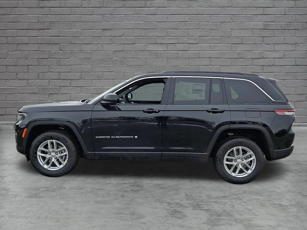 New 2026 Diamond Black Crystal Pearlcoat Jeep Laredo X image 5
