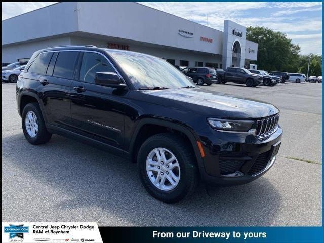 Used 2023 Diamond Black Crystal Pearlcoat Jeep Laredo image 1
