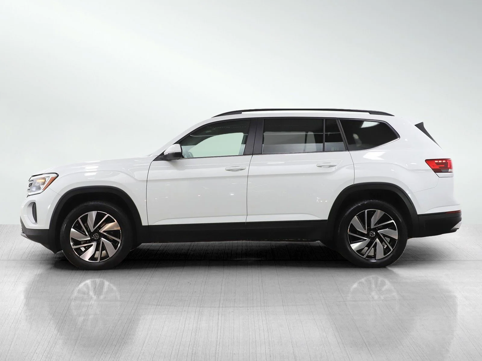 Used 2025 Volkswagen Atlas SE w/Tech with VIN 1V2HR2CA2SC502999 for sale in Wayzata, Minnesota