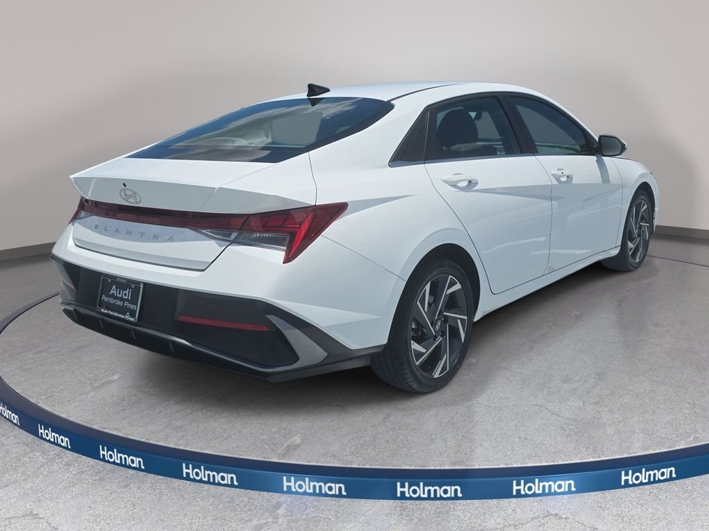 Used 2025 White Hyundai SEL Convenience image 7
