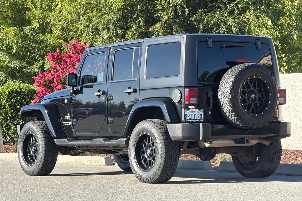 Used 2018 Black Clearcoat Jeep Unlimited Sahara image 6