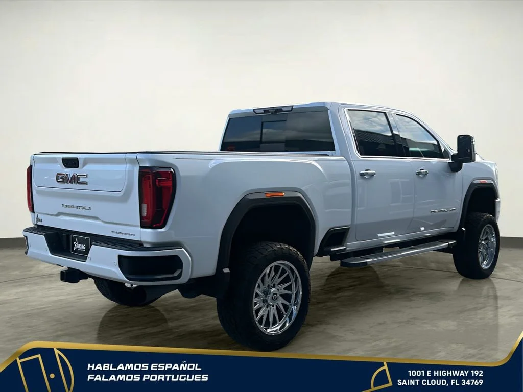 Used 2022 White Frost Tricoat GMC Denali image 6