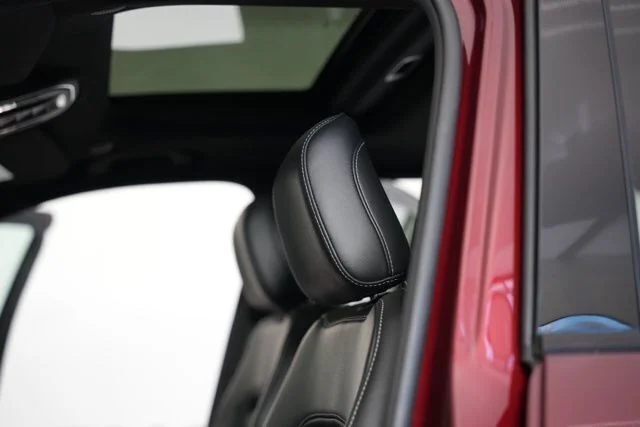 New 2025 Velvet Red Pearl-Coat Exterior Paint Jeep Altitude X image 25
