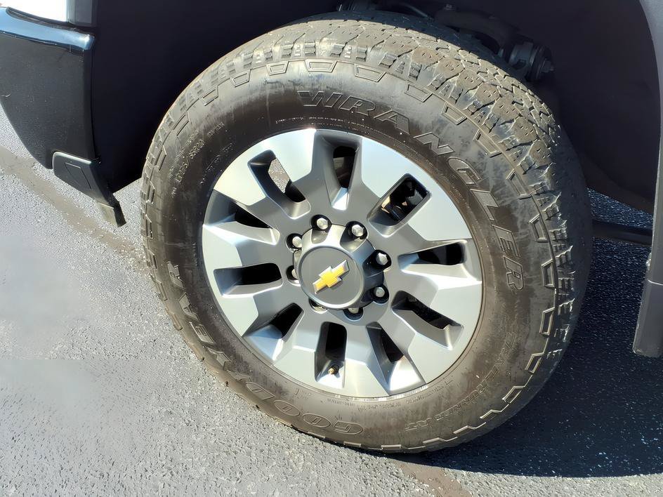 Used 2024 Summit White Chevrolet Custom image 9