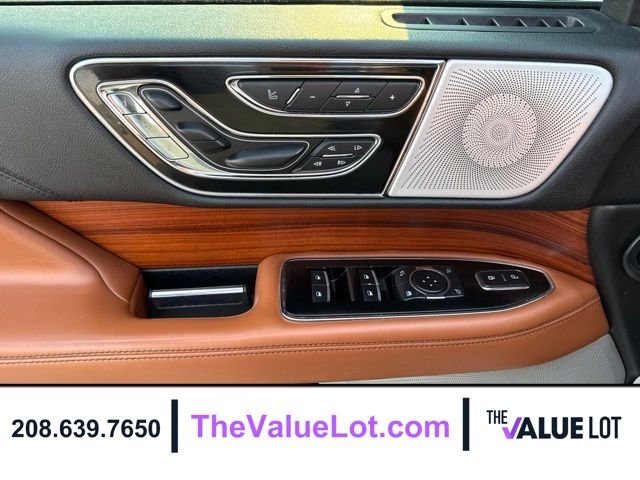 Used 2018 White Lincoln Reserve image 27