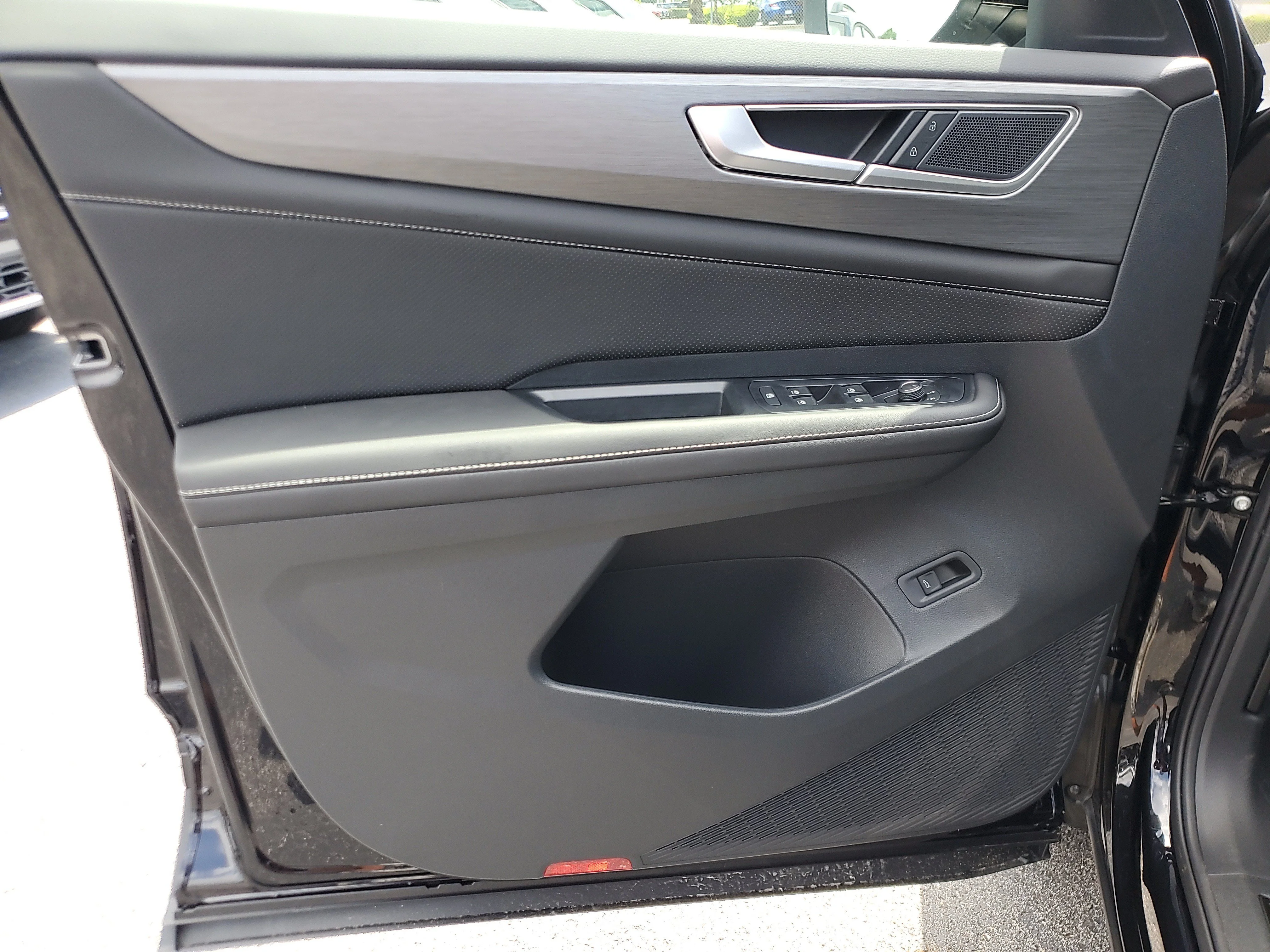 New 2026 Black Volkswagen 2.0T SE w/Technology image 18