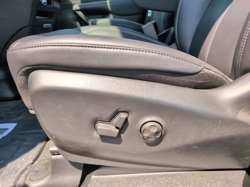 Used 2025 Black Chrysler Select image 19