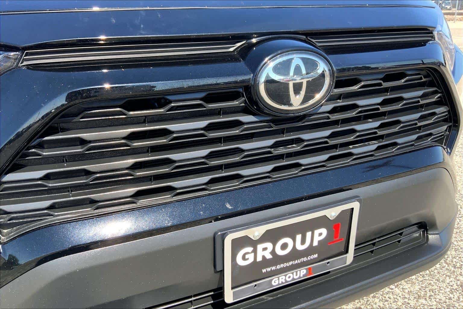 Used 2025 Midnight Black Metallic Toyota XLE image 29