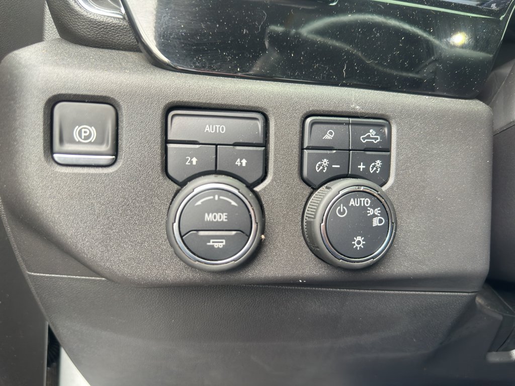 Used 2025 Summit White Chevrolet LT image 9