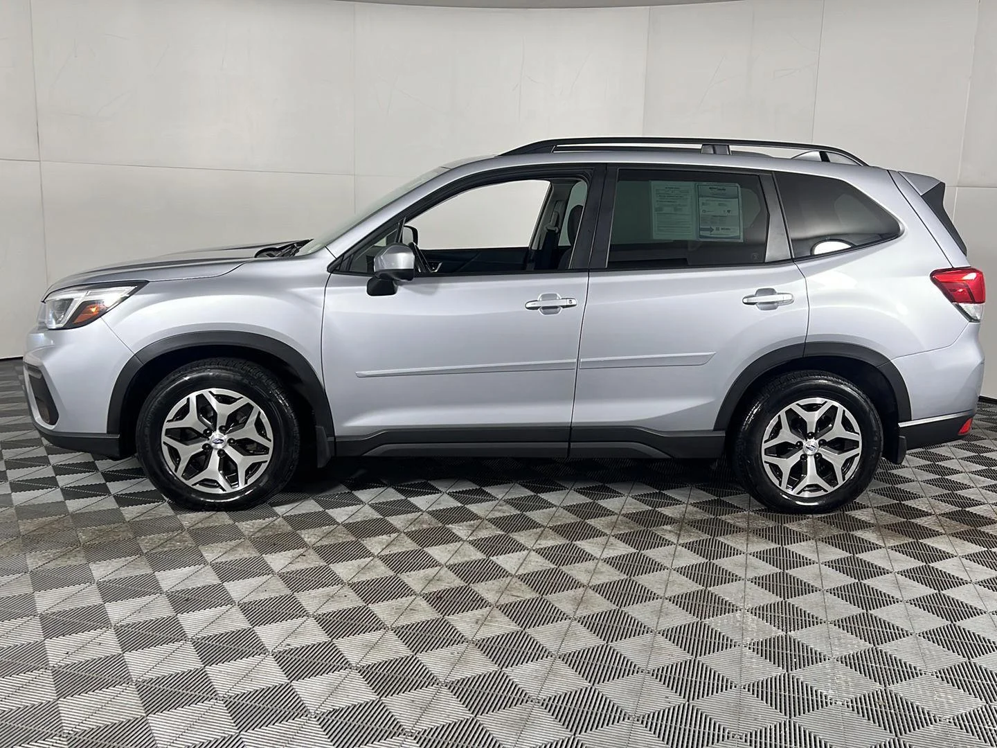 Used 2021 Ice Silver Metallic Subaru Premium image 15