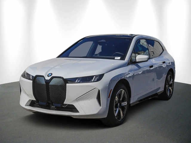 Used 2026 Alpine White BMW xDrive60 image 3