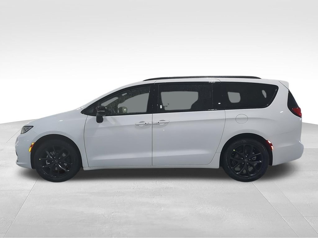 New 2026 Bright White Clear-Coat Exterior Paint Chrysler Limited image 5