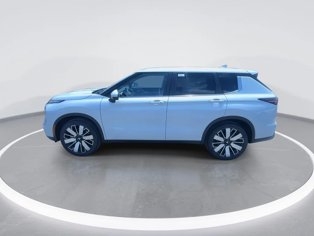 Used 2025 White Mitsubishi SE image 5