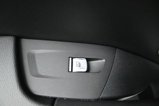 Used 2024 White BMW sDrive30i image 10