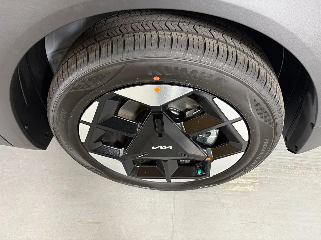 New 2027 Snow White Pearl Kia EX image 10
