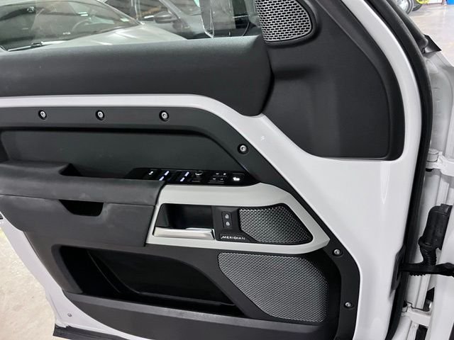 Used 2020 White Land Rover SE image 27