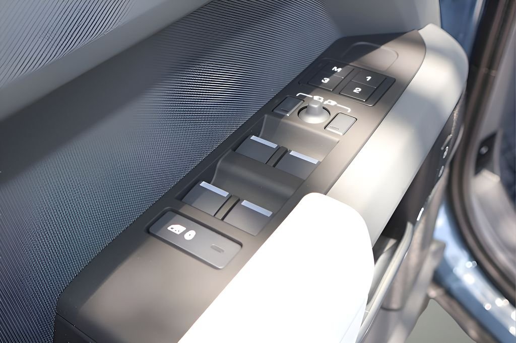 New 2026 Tasman Blue Land Rover S image 11