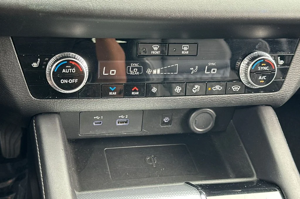 Used 2023  Mitsubishi SEL image 21