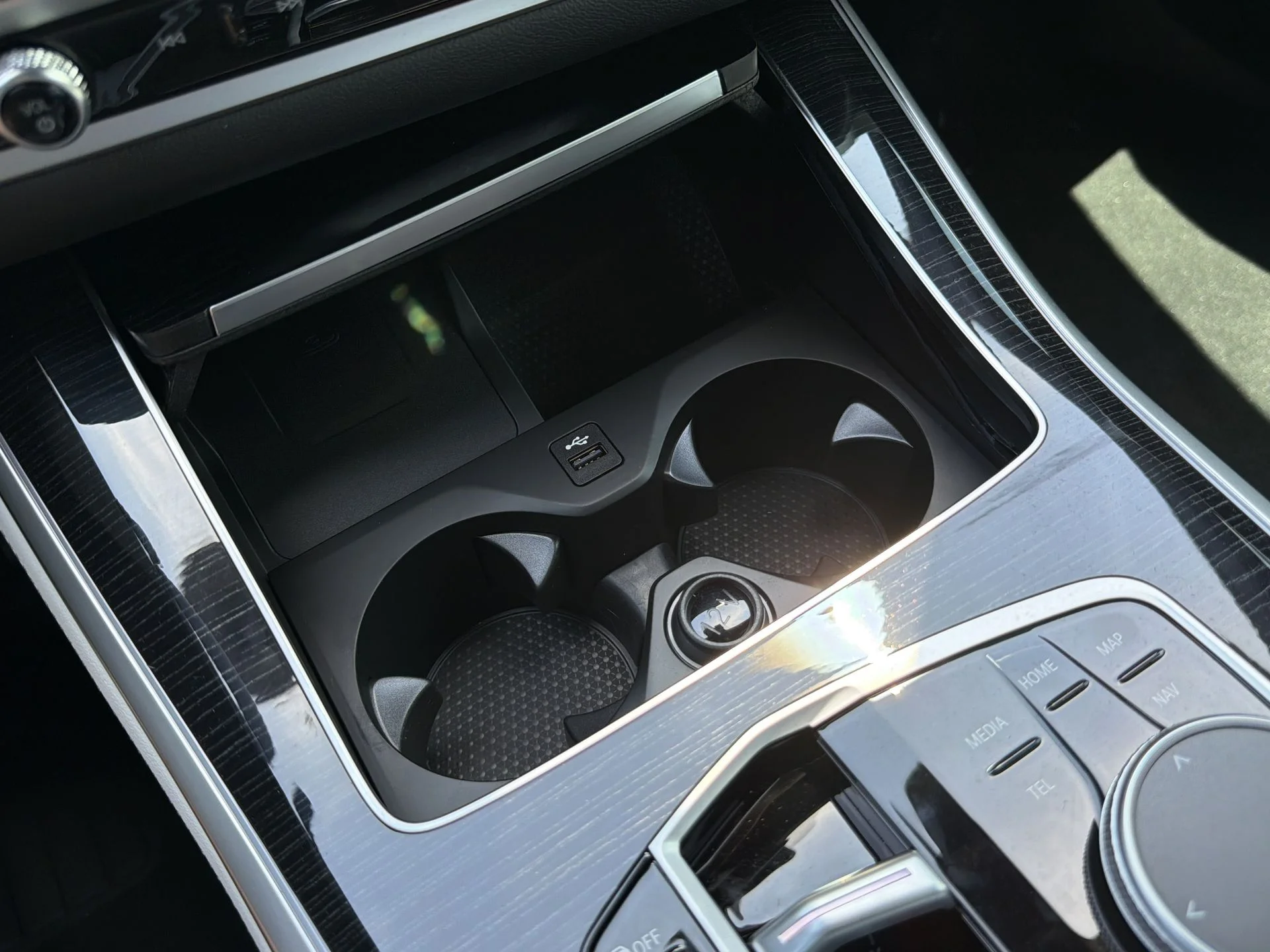 New 2026 Black Sapphire Metallic BMW sDrive40i image 37