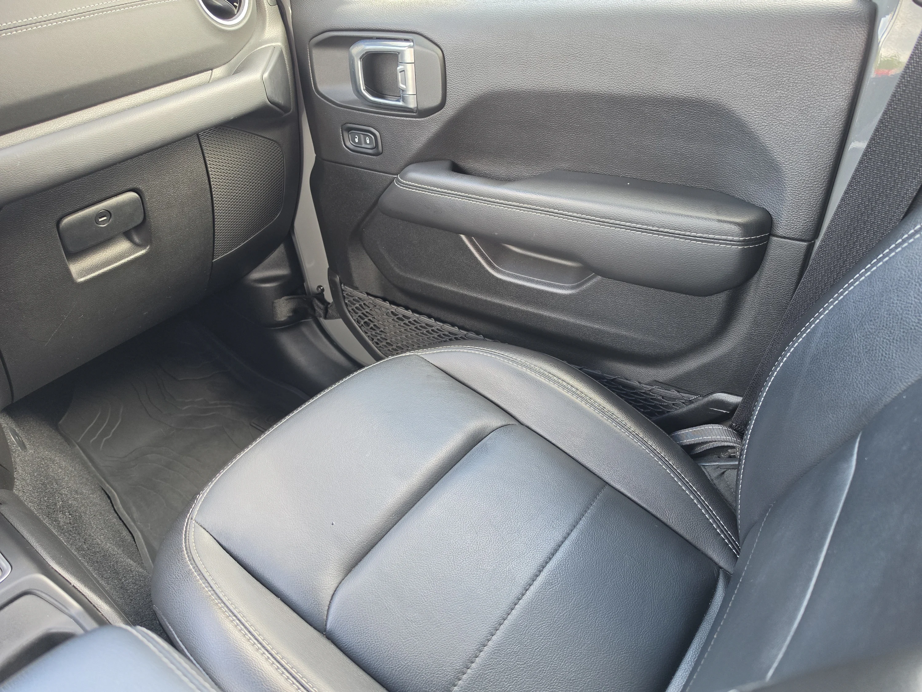 Used 2023 Sting-Gray Clearcoat Jeep Sahara image 23