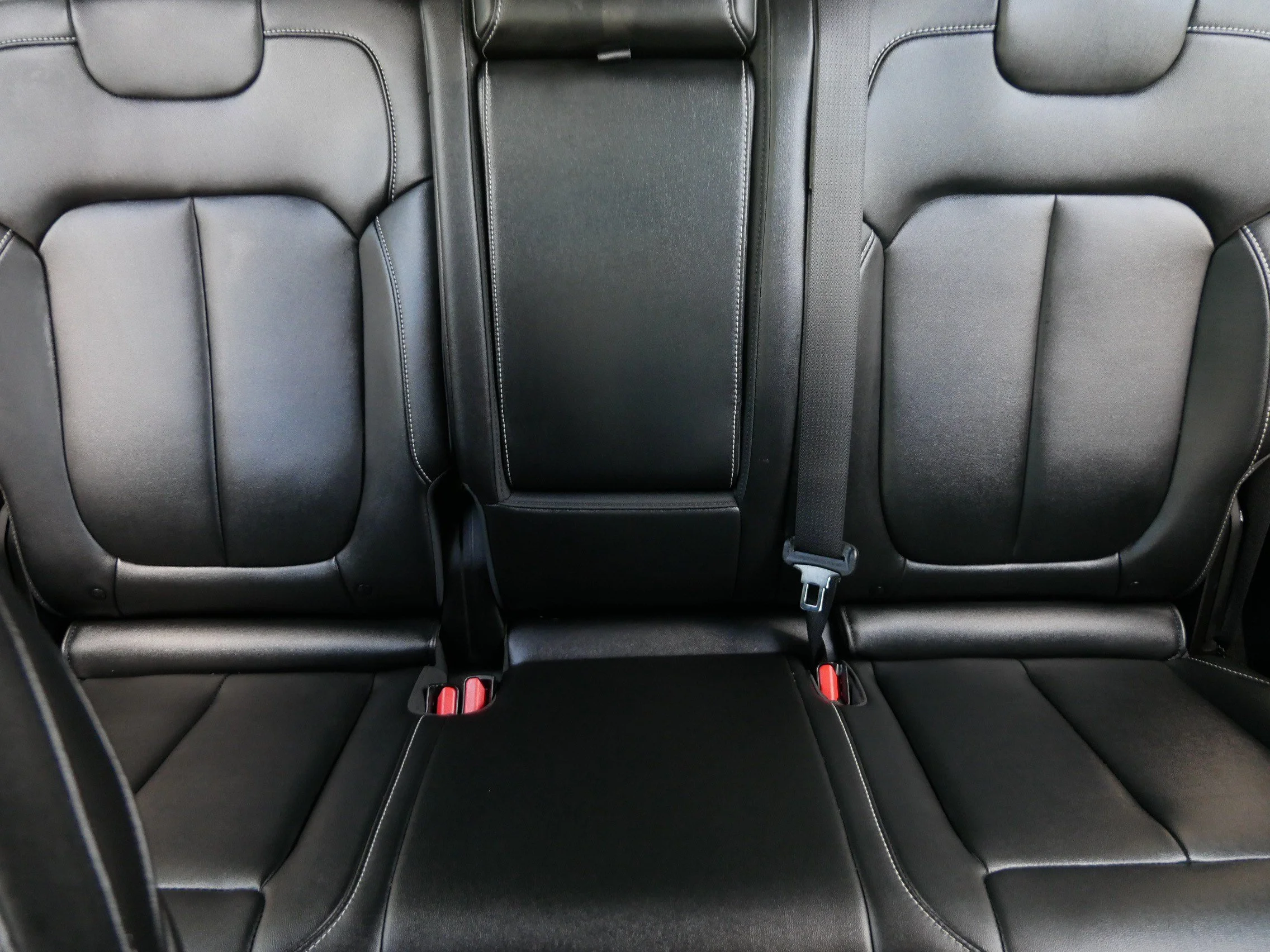 Used 2025 Diamond Black Crystal Pearlcoat Jeep Limited image 13