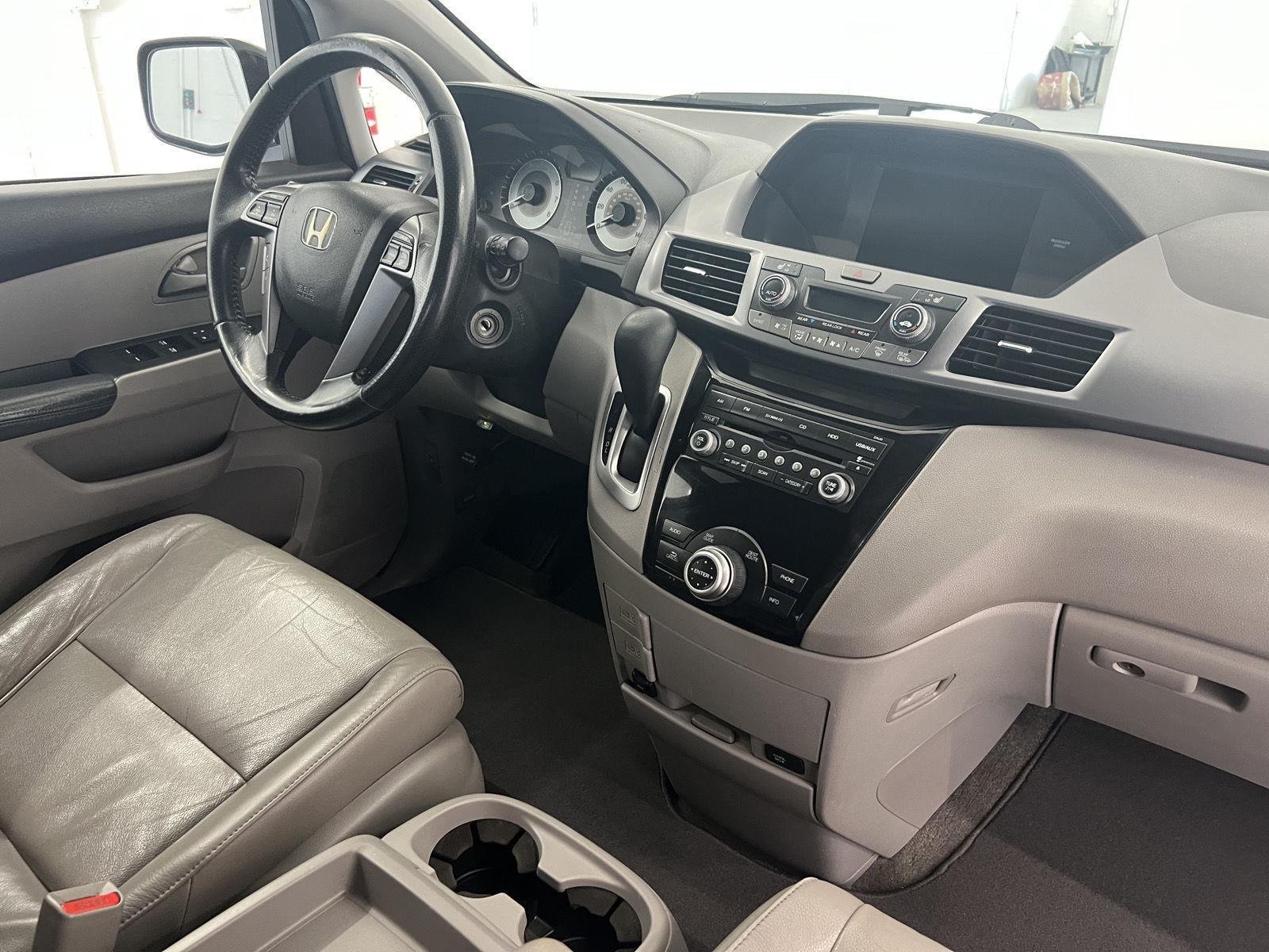 Used 2011 Alabaster Silver Metallic Honda EX-L image 30