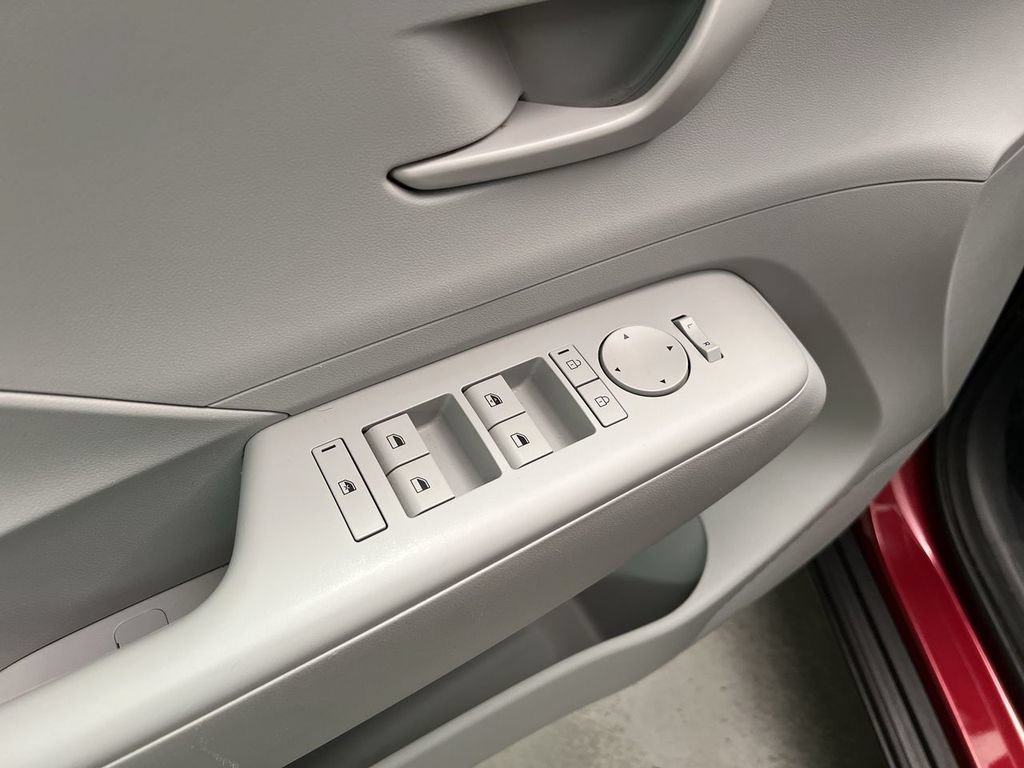 2025 Hyundai Kona SEL - Photo 13