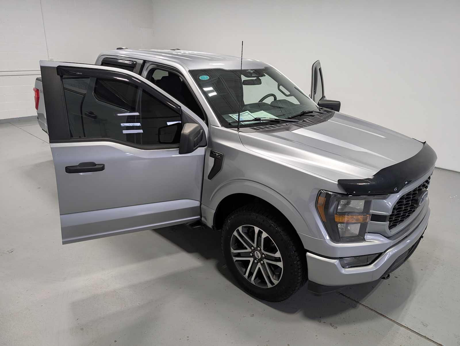 Used 2023 Iconic Silver Metallic Ford XL image 17