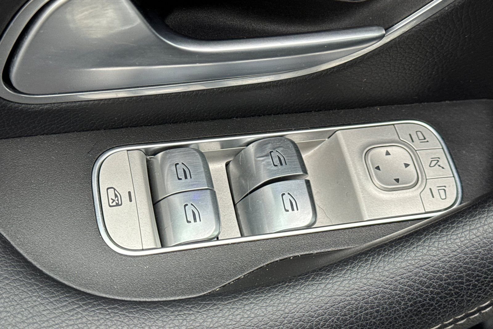 Certified Used 2025  Mercedes-Benz GLE 450 image 28