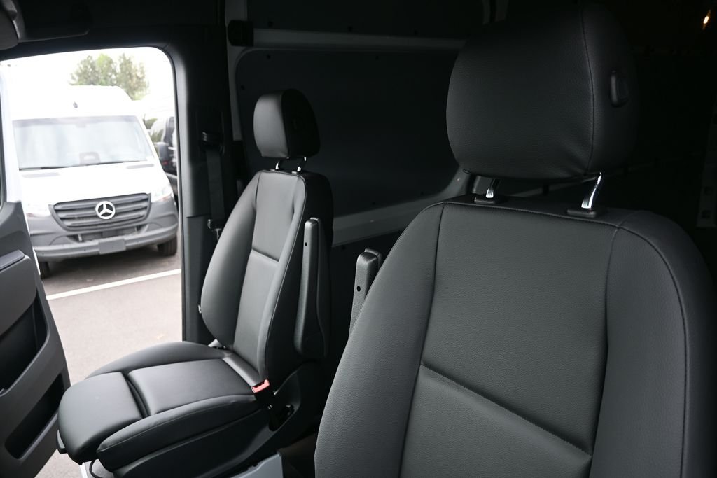 New 2026 Arctic+White Mercedes-Benz Cargo 170 WB image 5