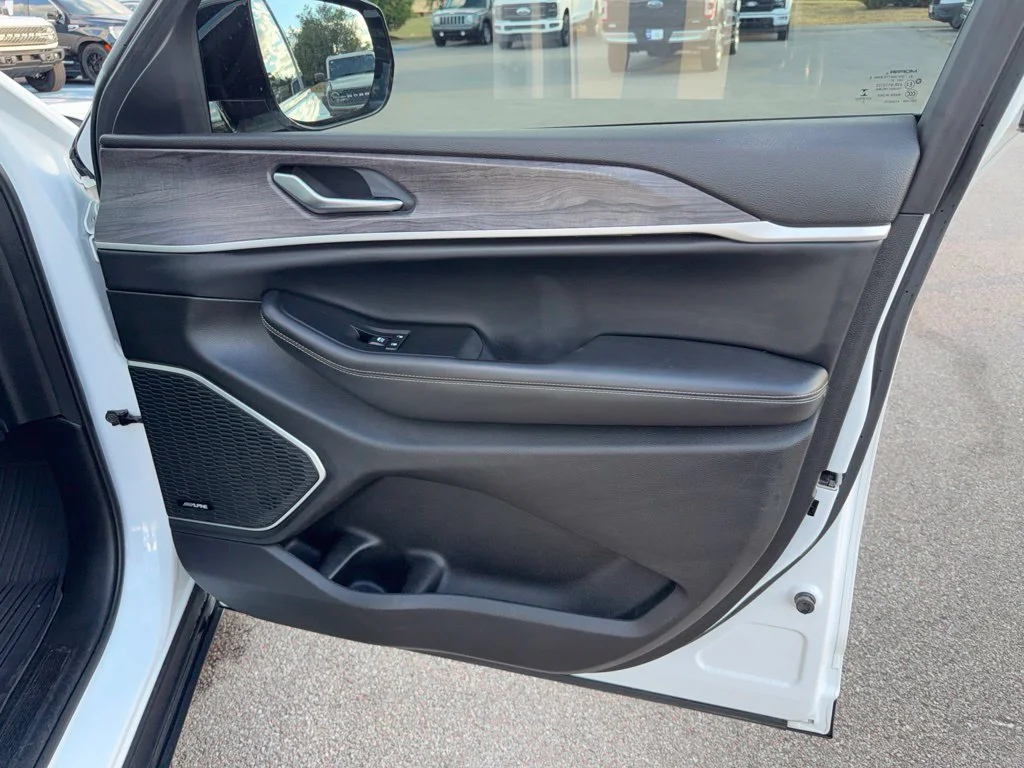 Used 2022 White Jeep Limited image 17