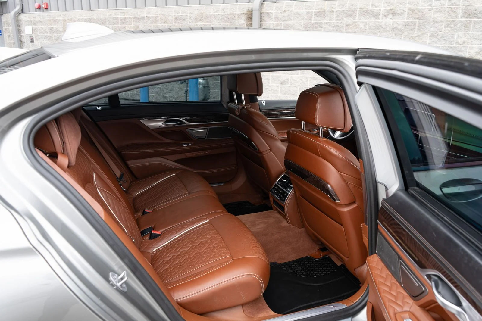 Used 2022 Gray BMW 750i xDrive image 35