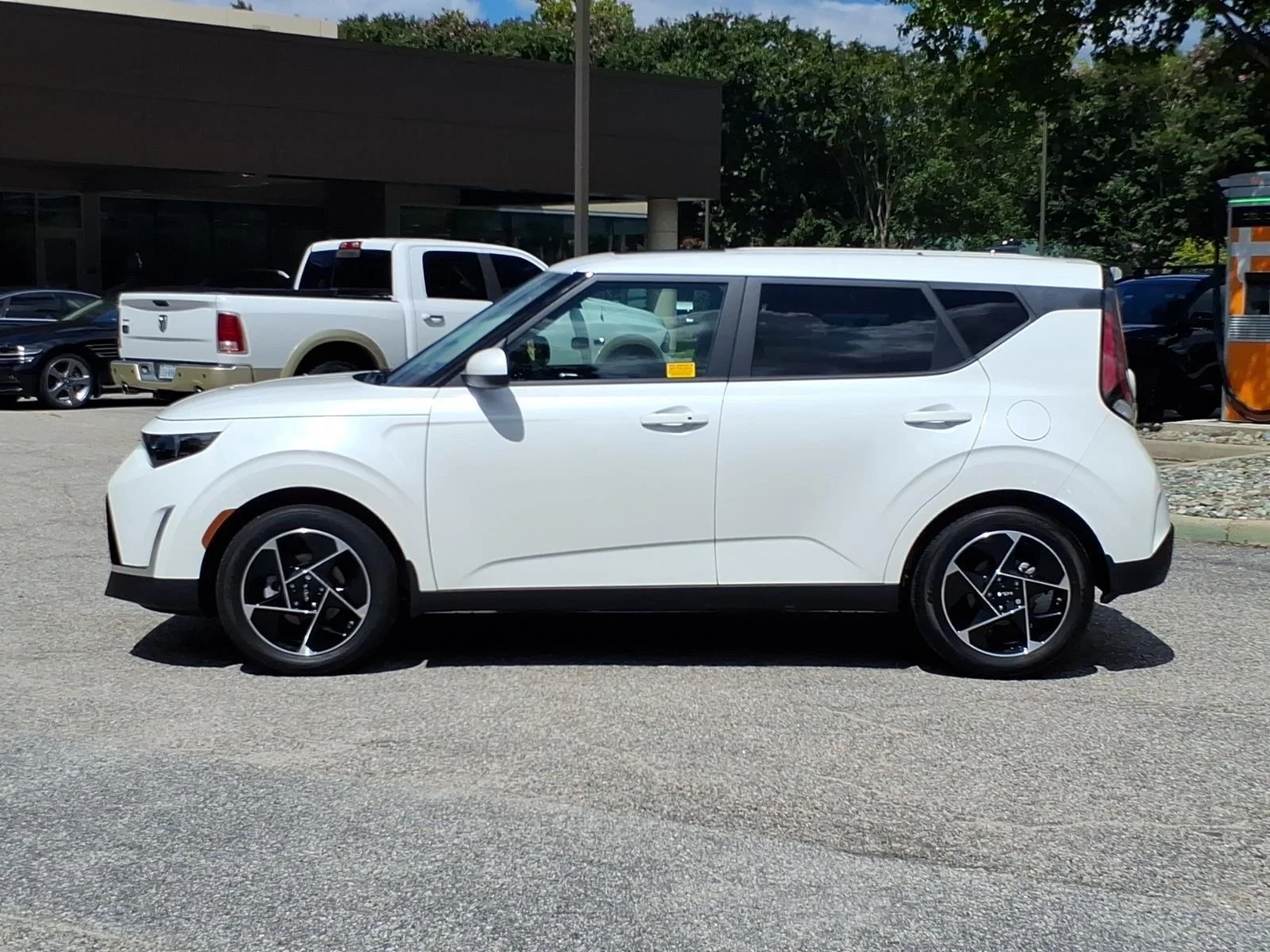 Used 2025 Snow White Pearl Kia EX image 3