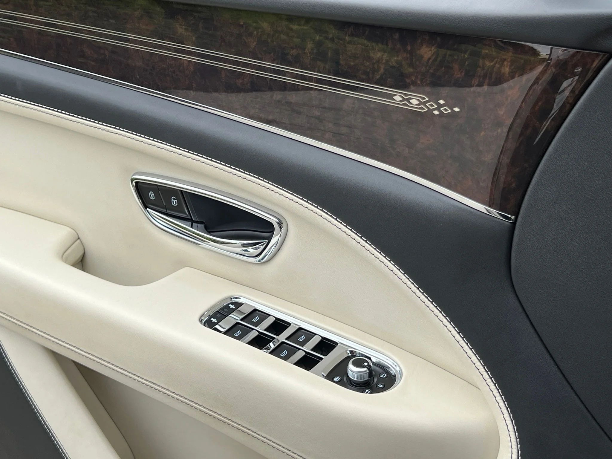Used 2023 Blue Bentley  image 33